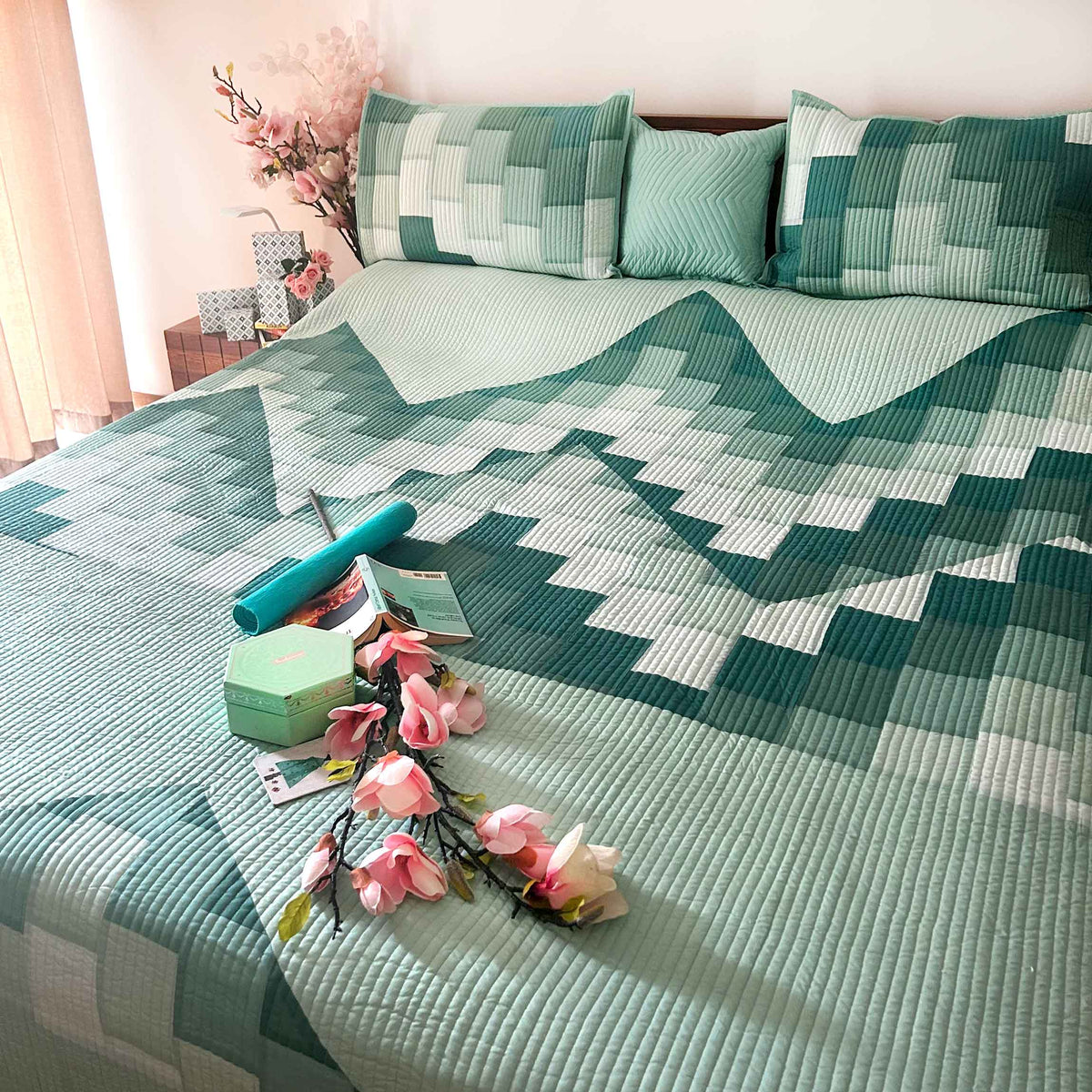RHETT GREEN MOUNTAIN PATCHWORK QUILTED BEDCOVER SET