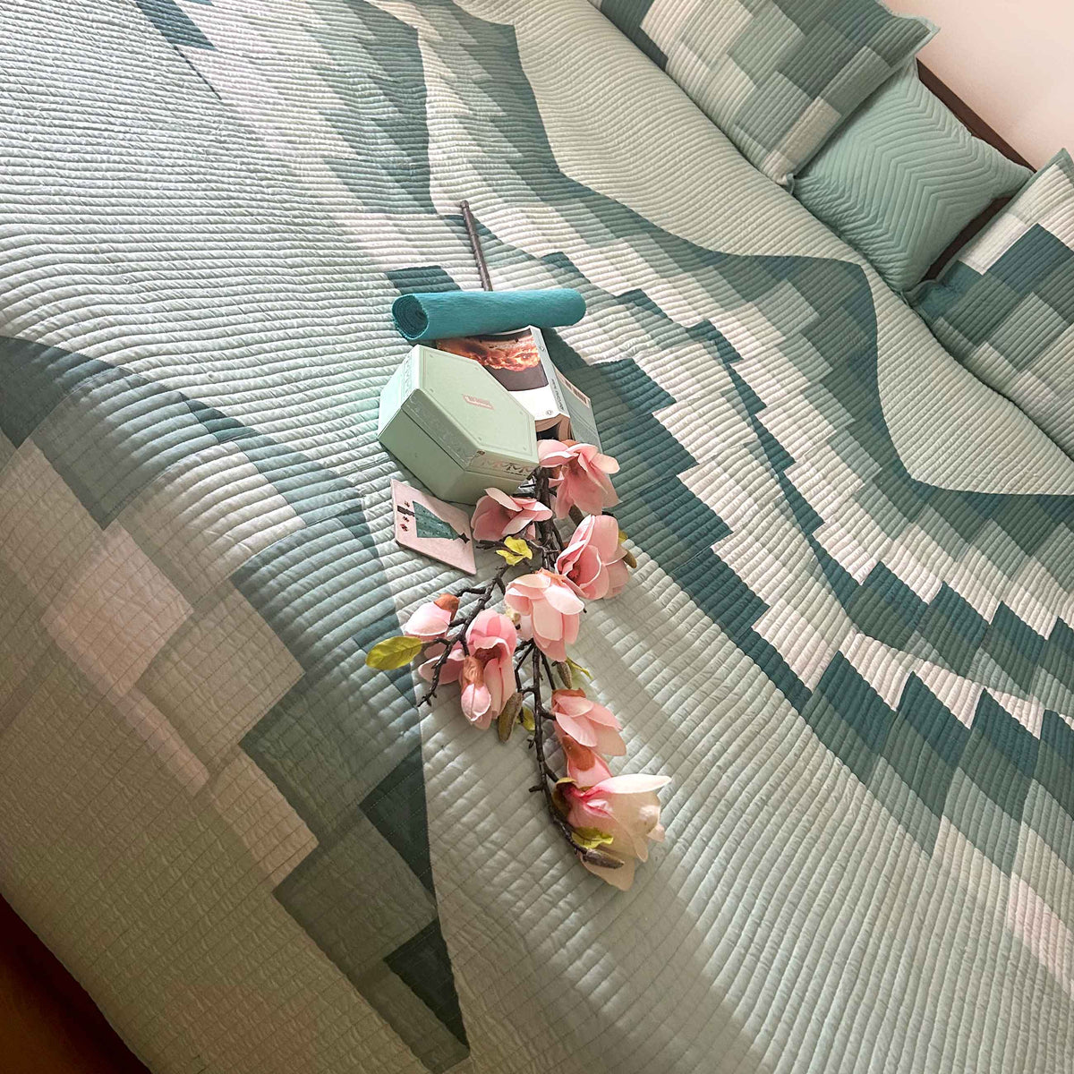 RHETT GREEN MOUNTAIN PATCHWORK QUILTED BEDCOVER SET